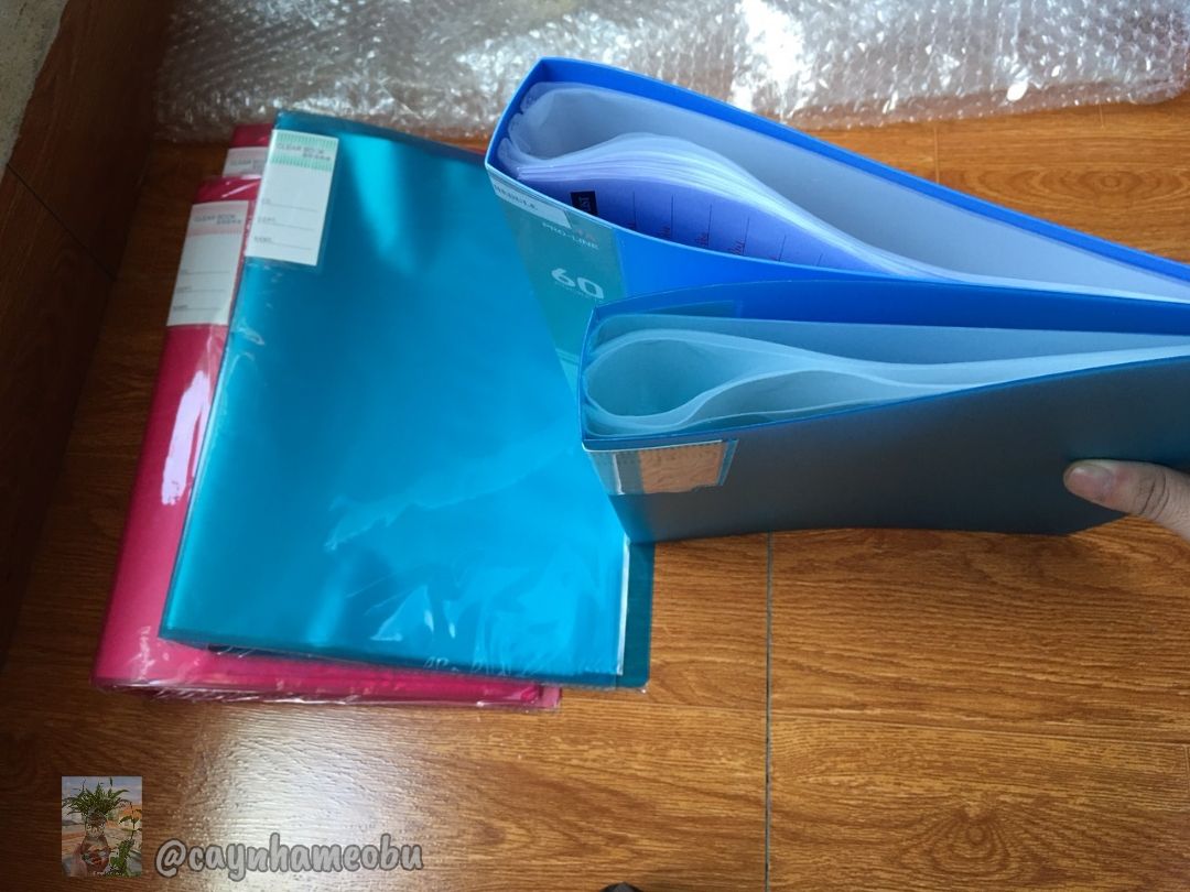 Đã nhận hàng- shop đóng gói chắc chắn vận chuyển đi xa nhưng vẫn rất an toàn. mình cũng đang dùng bìa 60 lá từ HH như ảnh nên đem ra so sánh luôn cho các bạn xem. HH sẽ dày dặn hơn, thiết kế về gáy Bìa khác nhau giữa 2 loại, lá nilong bên trong thì HH là dày dặn và chắc cũng như sờ sướng tay hơn, nhưng như thế ko có nghĩa là bìa 60 lá của YP WJ không dùng được. vẫn rất xứng đáng với giá tiền, chi phí tiết kiệm hơn hẳn 50 phần trăm so với HH. mình nghĩ nếu dùng trong môi trường nhiều người cùng sử dụng thì cũng cần lưu ý mọi người, còn nếu chỉ sử dụng riêng bạn hoặc số ít người, bạn khi đặt mua hàng là cũng biết giới hạn và mức độ phù hợp của sản phẩm này rùi. đáng giá với giá tiền, đầy đủ công năng. Đánh giá từ Hùng mèo- cây nhà mèo bự cảm ơn bạn đã đọc.