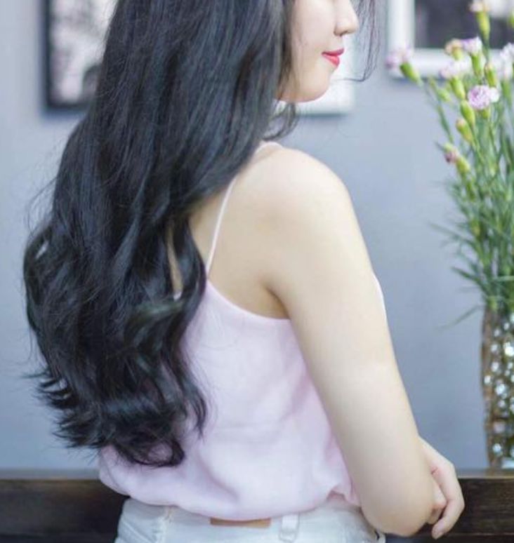 Máy làm nóng nhanh, nhiệt tốt. có 4 mức nóng dễ lựa chọn. Dùng cho salon hay ở nhà đều rất tốt vì thiết kế hay chất liệu đều rất tốt, hàng chất lượng. Nút bật máy và chỉnh nhiệt nằm bên trong nên bạn nào mua màu đen sẽ có thể khó tìm nếu ko quen dùng máy là ép như này. 
Dây khá dài nên uốn ép đều tiện lợi, công nghệ ptc và chất liệu bàn là máy bằng gốm Tourmaline sẽ giúp là ko bị rít và chống hư tổn tóc tuyệt đối nha các chị em. vì mình làm tóc nên mình cần 1 chiếc máy như này, dùng được lâu dài và an toàn cho khách.
máy đẹp trông sang chảnh nên mình rất thích, giá mình mua cũng rất tốt, hàng chuẩn chất lượng mà sales rất rẻ , mình làm salon, nếu nhập máy này về cũng hơn ba trăm 1 chiếc rồi. rất hài lòng nha. Thankssss