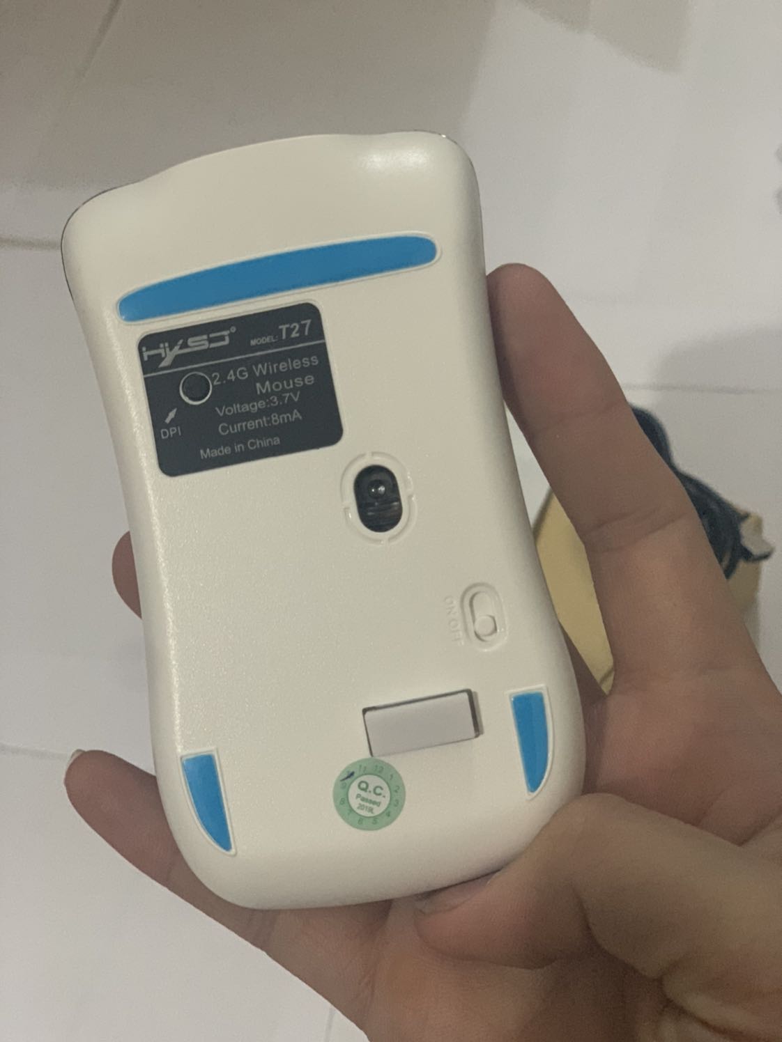 Mình mới đặt mua và nhận hàng nhanh chóng từ tiki. sản phẩm đẹp, mới, đóng gói rất cẩn thận, niêm phong đầy đủ. Tiki đóng gói chuẩn, nhân viên giao hàng rất nhiệt tình. Sản phẩm giống mô tả, không có gì phàn nàn hết. Chất lượng ban đầu mình đánh giá tốt, có pin sẵn trong chuột. Tôi rất hài lòng