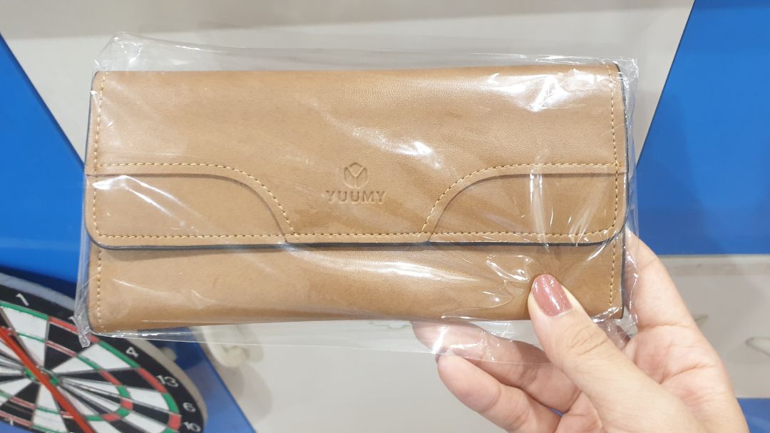 sp y hình, da mềm, có 2 cúc bấm điều chỉnh, để vừa điện thoại.