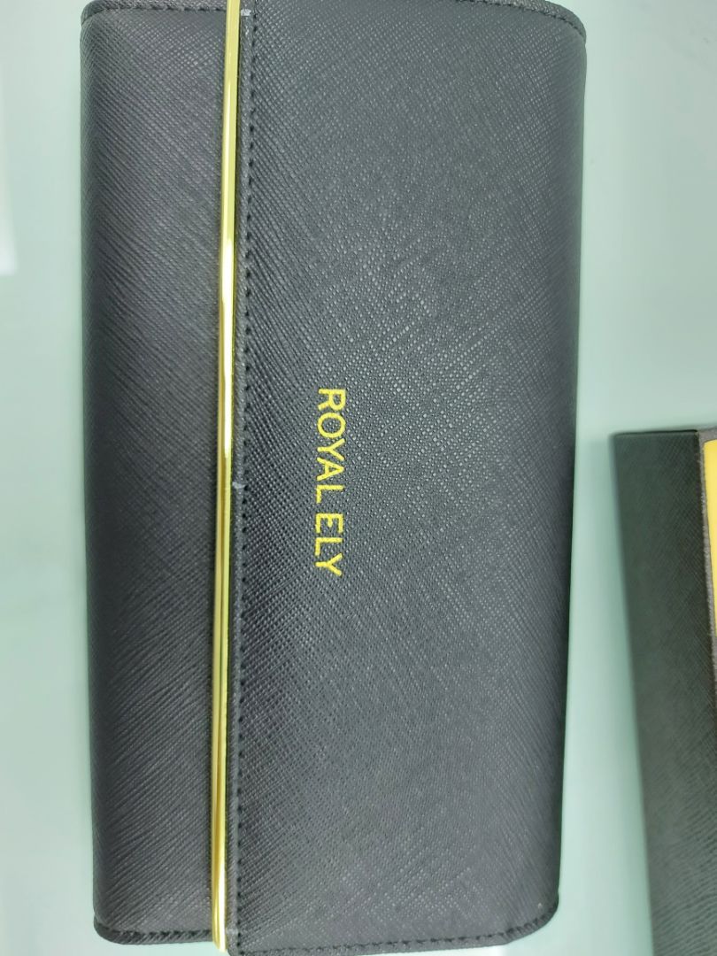 hàng chưa xài da đã bị bong tróc , hộp thì cũ, hư và rất dơ hàng chưa xài da đã bị bong tróc , hộp thì cũ, hư và rất dơ