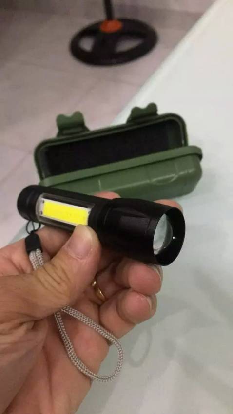 Đèn pin giá hạt dẻ, mà rất tinh tế nhỏ gọn để cầm tay mang theo để trong túi hoặc trên ô tô khi cần rất tiện. Giao hàng trong tp hcm nhanh.