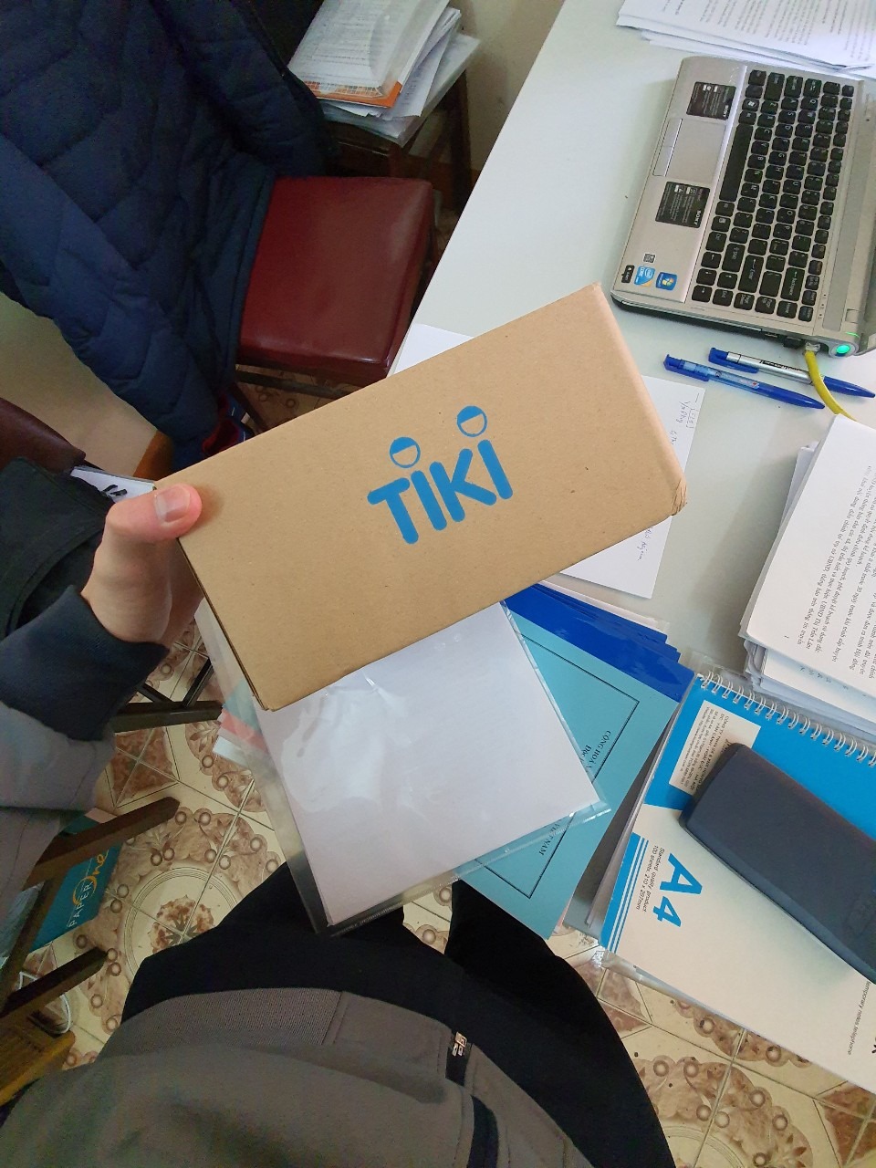 Mình có mua 4 cuốn tứ thư lãnh đạo được tặng kèm sách Đắc Nhân Tâm. Khi mình nhận hàng có thiếu cuốn Đắc Nhân Tâm, mình đã khiếu nại qua *** tiki, các bạn nhân viên đã nhiệt tình hỗ trợ mình. Hôm nay mình đã nhận được sách gửi bổ sung, mình cảm thấy hài lòng về dịch vụ của các bạn.