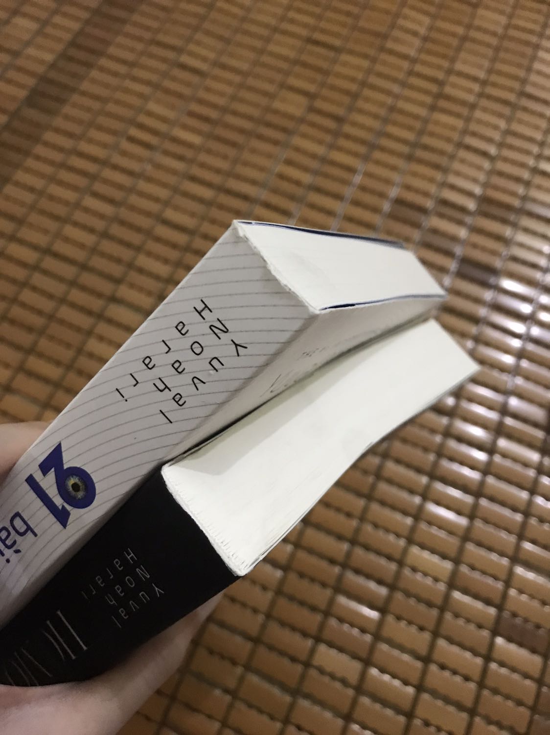 Giấy mịn, đẹp. Mình đặt từ ngoài HN vô, vận chuyển qua nhiều nơi khiến 1 phần góc sách và mép bị quăn, do sách không được bọc kỹ, chỉ để cuốn sách trơn trong box tiki thôi :< box thì bị móp và rách nặng. 
Khuyên mọi người nên đặt gần, giao nhanh với để tránh vận chuyển nhiều gây hư hao sách, tiếc lắm :