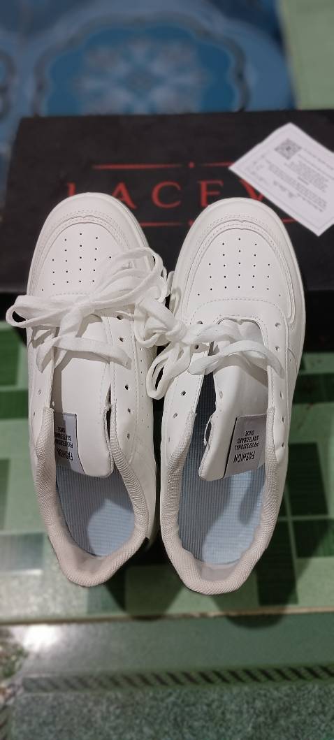 Giống như hình ảnh của shop,có Thư cảm ơn nữa,dể thương,mang rất êm chân vừa với mình luôn,giao hàng nhanh hơn dự tính,anh em nên mua nhé chúc anh em mua hàng vui vẻ 🥰🥰