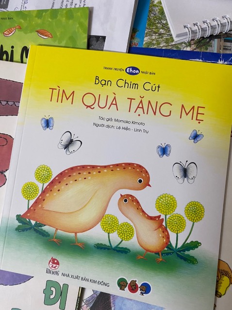 sách của nhật theo suy nghĩ của trẻ nên đơn giản, màu sắc và chữ rõ ràng. bé thích lắm