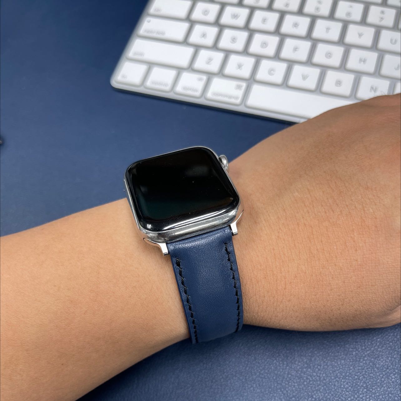 Ôi dây mới toanh mà đeo mềm như dây đeo lâu ấy. Độ bền thì phải đợi thời gian nhưng cảm giác ban đầu chấm 10/10.