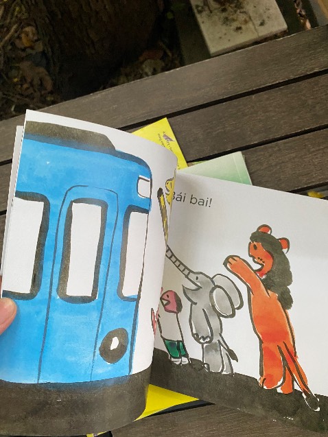 bé nhà tớ thích xe cộ tàu điện lắm nên cứ có tàu là mua cho con về so sánh từng phong cách sách luôn