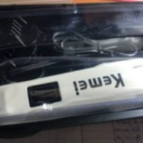 Máy cầm rất chắc tay, mình có bật lên rất êm nói chung ok. Cắt thử cho con liền luôn lưỡi cắt rất bén.Từ khâu đặt hàng đến giao hàng rất nhanh chóng. Mình đọc trong tờ hướng dẫn là nên sạc cho lần sd đầu tiên từ 3-5 tiếng r hãy xài nha. Nên mua nhé mn