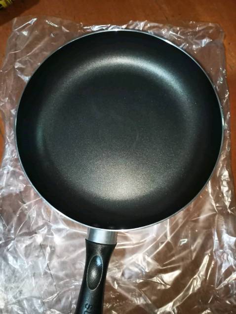 Chống dính tốt. Khá to. Đặt trên bếp hơi kênh do cán tay cầm nặng hơn. Nhìn chung ổn so với giá.