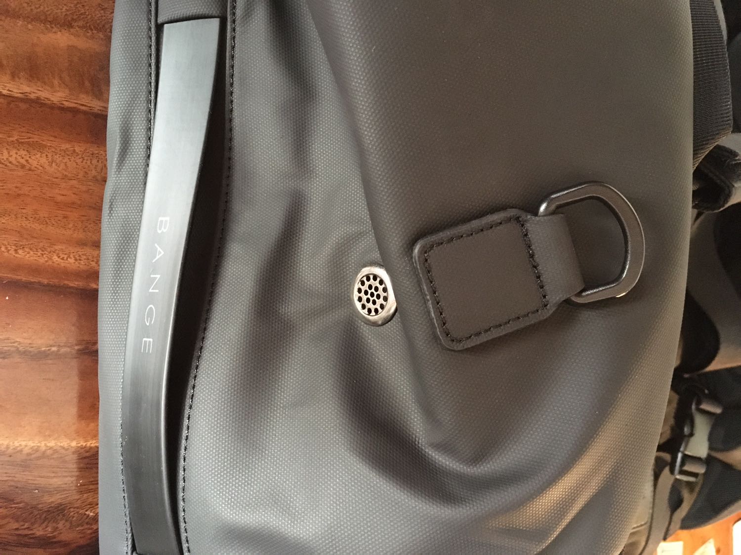 Rất tuyệt , vải dày, cảm giác cứng cáp, thiết kế thích nhất là có quai đeo trên vai, thay thế dc balo, khoá kéo lớn, cảm giác chắc chắn, nhiều ngăn bên trong.