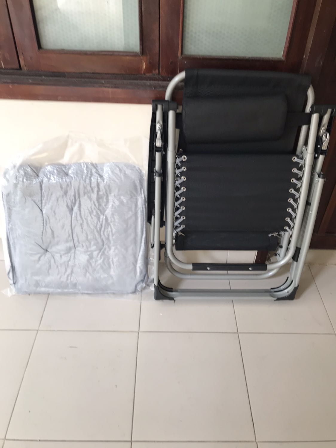 Ghế ngồi chắc chắn. Đệm ngồi rất êm không gây nóng bức. Giao hàng nhanh chóng. Giá cả hợp lý không quá đắt. Khớp nối bằng nhựa không biết có bền hay không vì ghế xài trước rất nhanh hư