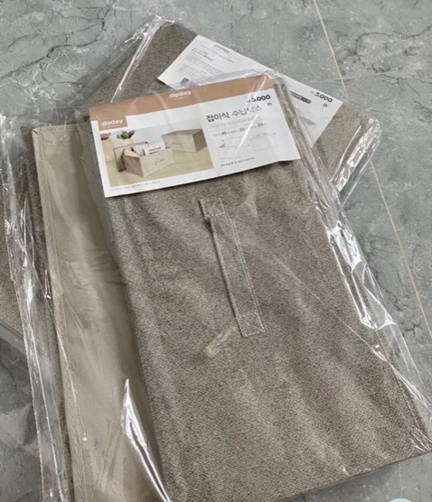 Hộp rất cứng cáp, chất vải không dệt, có mùi một chút, nhưng ko sao, để 1 lúc là hết mùi. Cốt bìa nén nên mình nghĩ mọi người ko nên để đồ ẩm hay bị ướt vì dễ bị hư hộp. Để đồ khô quần áo chăn màn tài liệu là ok. Cũng ko nên đee đồ sắc nhọn. Mình thấy ưng ý. Hộp rộng phết se  còn ủng hộ tiếp. Cho shop 5 sao nhé :3 :)))