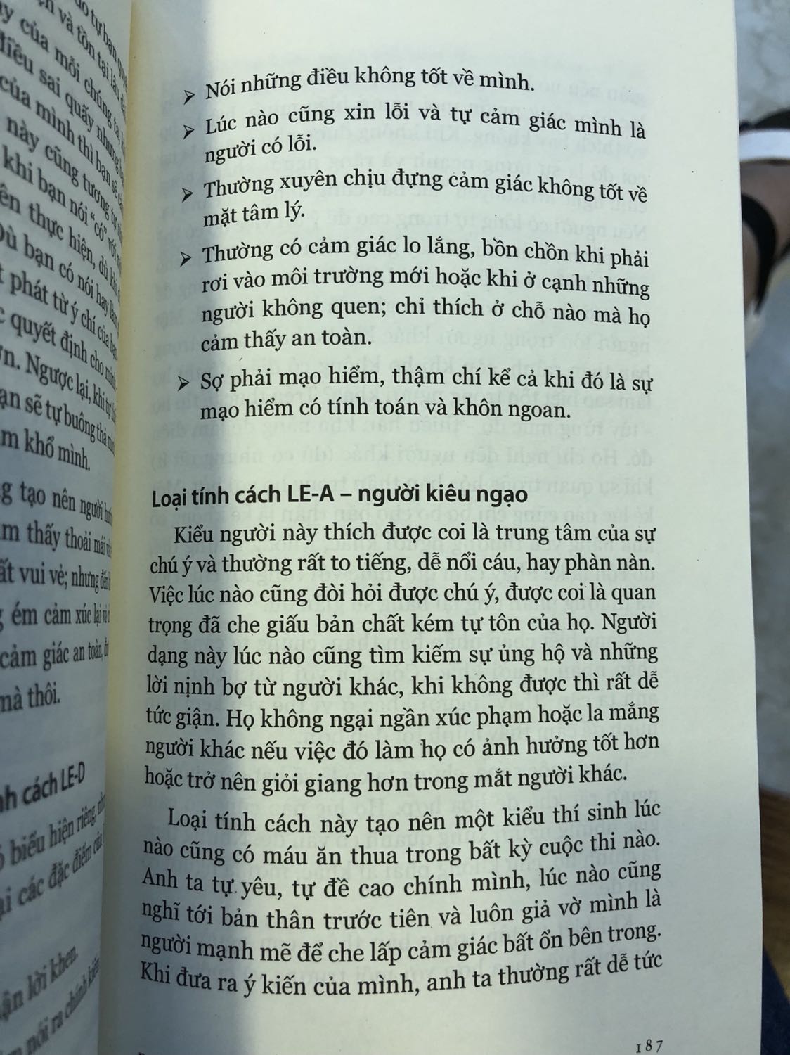 1 cuốn sách quá thông minh?? mỗi tội mình chưa đủ tầm để áp dụng tất cả các chiến thuật trong này. Sách tập trung phân tích bản chất tính cách của con người, cách hành xử đặc trưng của các kiểu người khác nhau từ đó giúp mình hiểu thêm về tâm lý con người trong xã hội. Có thể với nhiều bạn chưa va chạm nhiều với các loại tính cách đặc biệt nó có vẻ khó hiểu và nhàm chán nhưng mình thấy những phân tích lập luận của tác giả rất sắc bén và chuẩn xác. Hiểu thêm về lòng tự trọng, tự tôn và tự tin của mỗi con người. Những người hay dễ nổi nóng cáu gắt với người khác thì chính bản thân họ cũng không hề thoải mái hay hài lòng gì về bản thân mình. Khi bạn hiểu cho chính mình thì mới có thể hiểu cho người khác. Cuốn sách còn cho mình những lý giải rất chi tiết về những hành xử phức tạp của con người thông qua các nghiên cứu về tội phạm qua nhiều năm. Ví dụ như 100% những kẻ sát nhân hàng loạt đều có quá khứ từng bị lạm dụng, bạo hành hoặc cưỡng bức v.v...Còn nhiều những phân tích đáng quý và cao siêu đến nỗi vừa đọc xong phải tự Ồ lên tại sao tại sao giờ mình mới biết!!!!tâm lý con người quả thực là 1 thứ vô cùng thú vị ko phải chỉ nhìn thế mà là như thế. Người tự cao chưa chắc đã có lòng tự trọng cao mà ngược lại họ lại ra vẻ kiêu ngạo, khó chịu vs người khác để che giấu sự thiếu tự tin vào bản thân bên trong mình. 1 cuốn sách tuyệt vời cho những bạn muốn hiểu thêm về tâm lý con người!!! Để thông cảm và khơi gợi những tư duy đúng đắn cho ngkhac. Rất có ích cho những người làm kinh doanh hay quản lý nhân sự, thậm chí là duy chì cả những mối quan hệ trong gia đình, tình yêu, cuộc sống