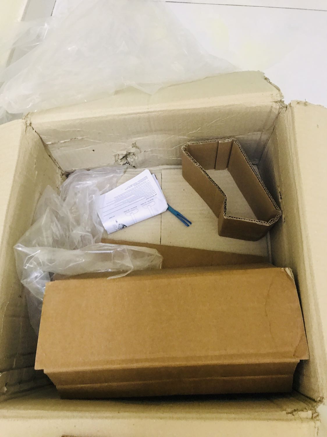 Thùng đựng cũ rích có dấu hiệu dán đi dán lại nhiều lần, quạt bám bụi dơ, remote bị gãy chốt, lồng quạt thiếu nắp, thiếu tắc kê. Hạn hán lời!