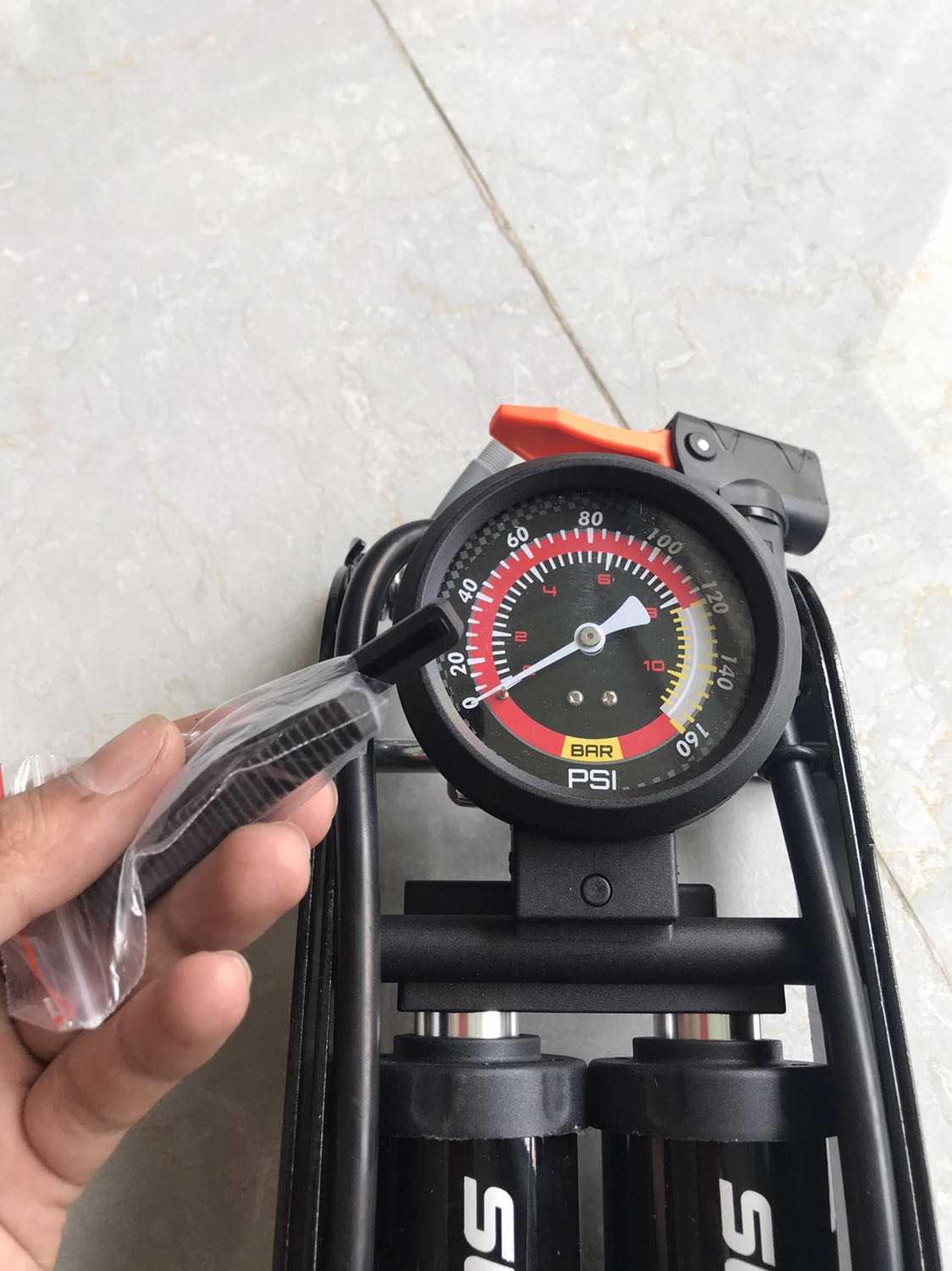 Một xi lanh bị xước khá lớn và to, không có van nối bằng đồng như mô tả trong hình, khoá gài chốt bàn đạp bị lỗi nên khó gài. Còn về chất lượng thì chưa thử nhưng nhìn bề ngoài đã có bấy nhiêu đó điểm không ưng về sản phẩm này