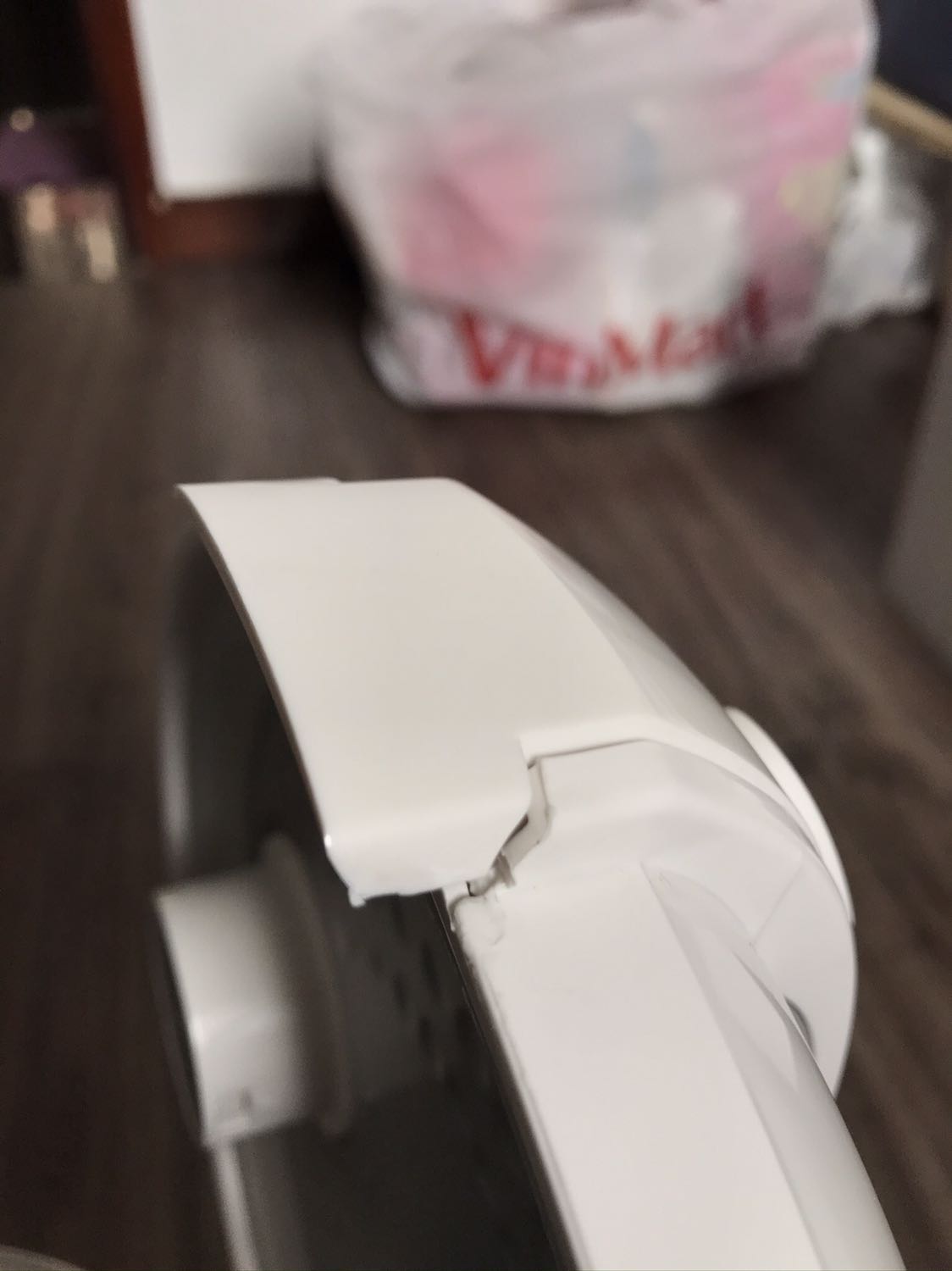 Giao hàng nhanh. Mặc dù vỏ ngoài có mấy chỗ chi tiết nhựa hơi không hoàn hảo lắm nhưng thấy nấu cơm ngon, trong tầm giá này cũng khá ổn rồi. Nếu nấu nhiều hơn 2 ng có thể sẽ đầy lên sát nắp và dính vào cái ống thoát hơi. Khay hấp hơi nông nên khi hấp ko để đồ ăn hay cơm vào chỗ ống thoát hơi được. Phần dẫn nước ra bên ngoài hơi kém nên có thể nếu bị đọng sẽ chảy vào trong nồi, cần chú ý lau trước khi cắm điện. Nói chung ok.