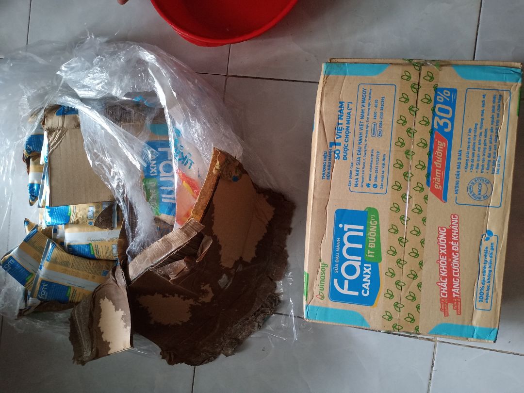 rất tệ, mình đặt ở tiki nhiều lần r, lần đầu thấy đơn hàng sữa tệ thế này. đặt 2 thùng thì giao 1 thùng nguyên, thùng còn lại thì để trong túi nilong, sữa bể đổ ra ngoài mùi hôi kinh dị. tiki đã đến nhận lại phần hàng lỗi r, hy vọng đc nhận lại sp đàng hoàng hơn.