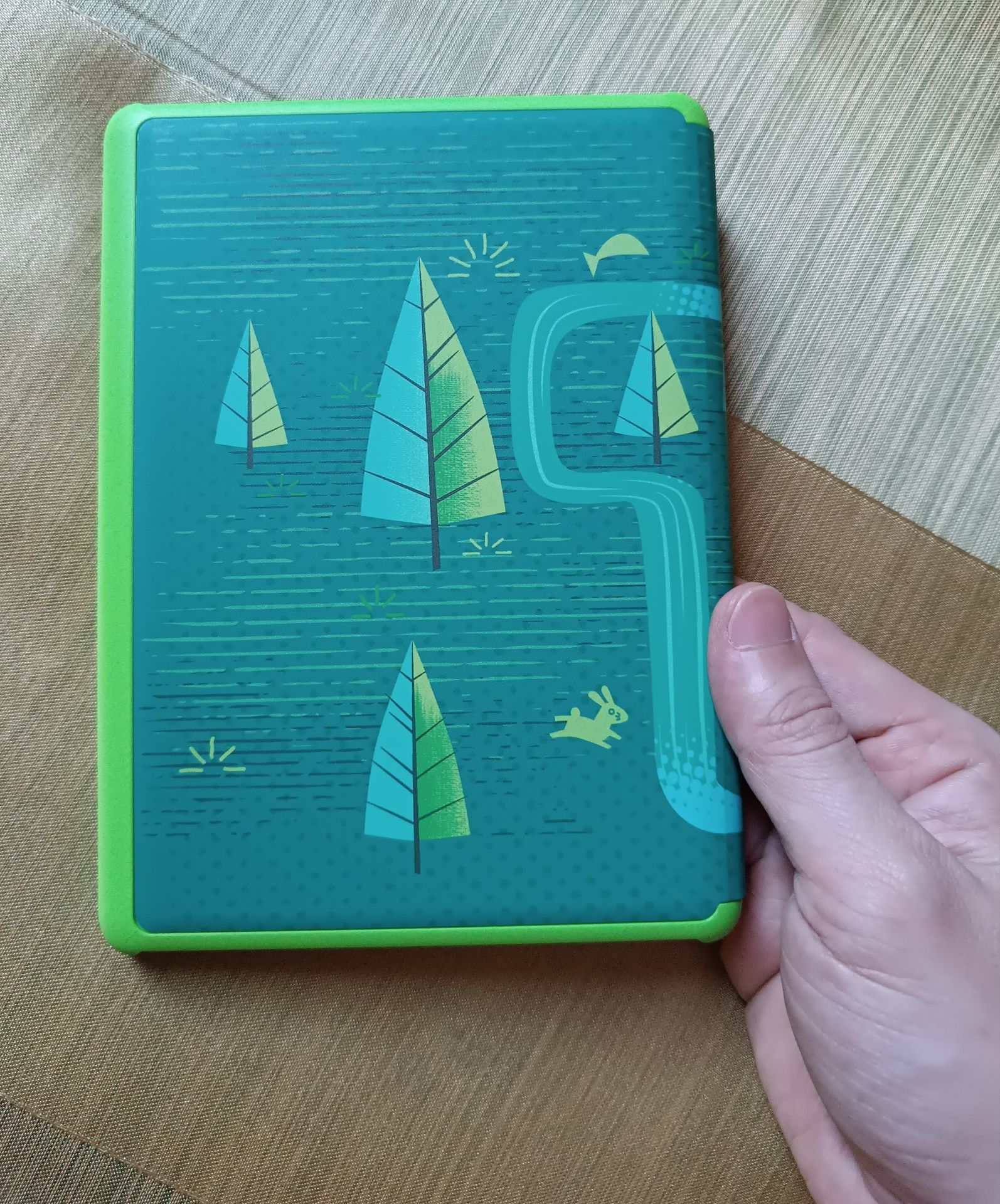 Cảm nhận đầu tiên của mình về máy đọc sách ppw5 này khá tốt, đang đọc điện thoại chuyển qua kindle thật chưa quen lắm, bao da bản kids ngọc lục bảo đẹp hơn mình nghĩ, rất có cảm xúc để có thể trên tay e nó cả ngày. Giao diện máy cơ bản dễ dùng cho ng mới, đèn nền, chữ to rõ nét, tông ấm dễ chịu..nói chung đáp ứng vừa đủ yêu cầu. Shop gửi hàng rất nhanh, đóng gói cẩn thận, trc mắt thì dùng ổn k thấy lỗi lầm j. Nói chung mình khá hài lòng về máy cũng như các b hỗ trợ bên shop. Thanks