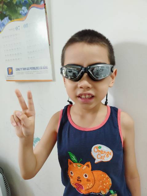 Giao hàng nhanh. Kính bơi đẹp lắm. Mua cho bé nhà mình mà đeo vừa luôn.