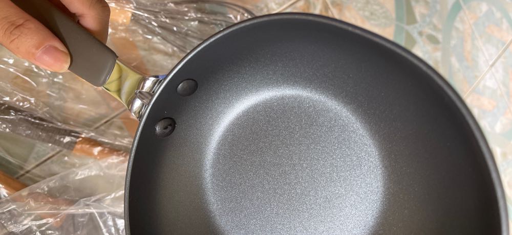 Cái chảo đóng gói sơ sài, chỉ có 1 lớp ni lông, ko có bao bọc chống sốc, nên cái chảo bị móp 2 bên, cái chảo bị móp nhìn khó chịu. 
Chảo còn bị trầy xước nữa. Do sale nên vậy, có đổi hàng được ko? 
Hộp dụng cụ có món bị mốc. Do sale nên vậy? 
Giao hàng đúng hẹn