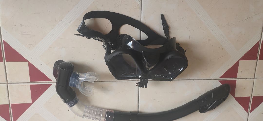 Kính đen cường lực loại tốt hơn cái màu xanh cũ của mình, rất chất lượng 👌