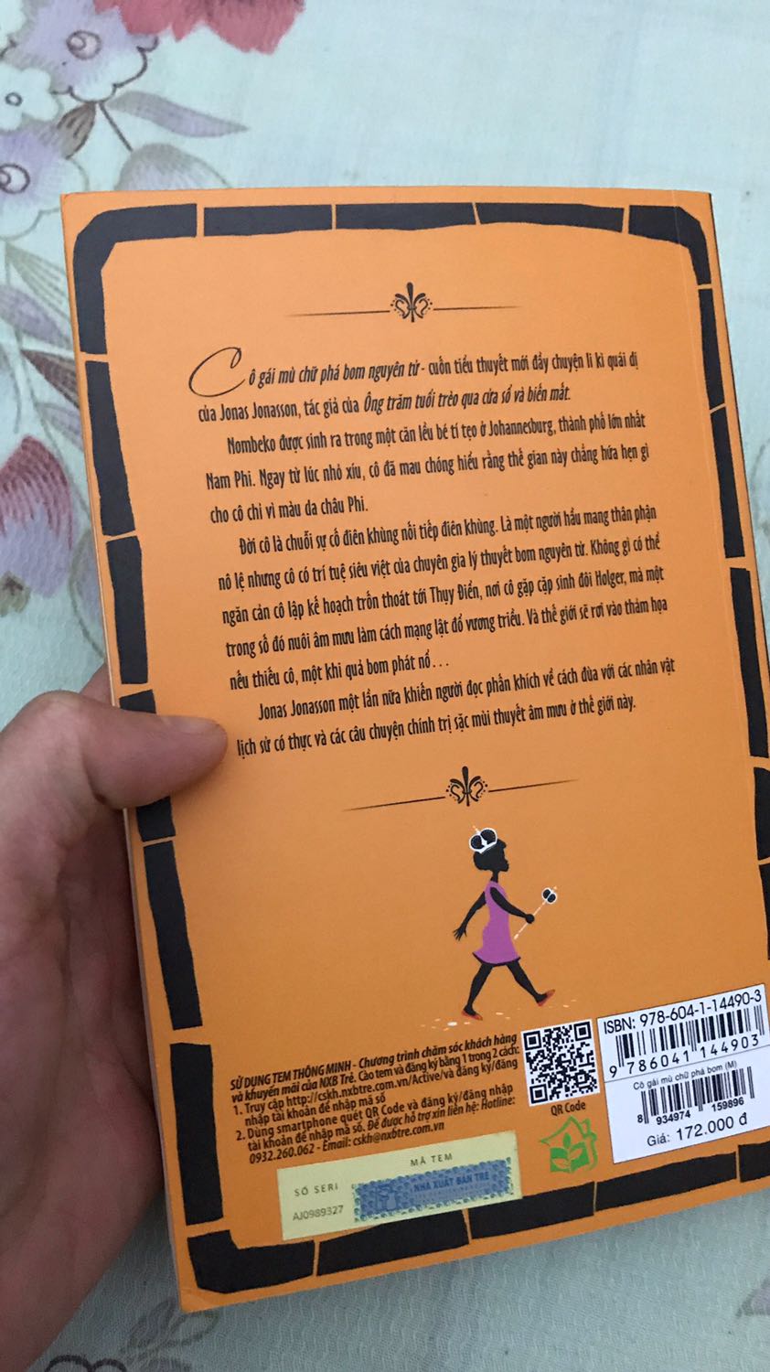 Giao nhanh. Sách mới nghe mùi giấy. Có bọc chống sốc. Lâu rồi mua k thấy bọc nhưng đợt vừa rồi có.. về nội dung thì k thể nào bằng tác phẩm đầu tay của jonas dc + hư cấu quá đà khi holger 1 lao từ trực thăng ở độ cao 600m xuóng đất, đập qua mái nhà rồi hạ cánh xuống hơn 5000 cái gối mà vẫn ok chỉ đau nhức sương sương.. từ 600m xuống đất thì 5000 chứ 5tr cái gối có lẽ cũng ngỏm.. so vs tp đầu tay thì chỉ dc 6/10. Nhưng xét về tổng quan thì truyện cũng khá ổn nên đọc :)