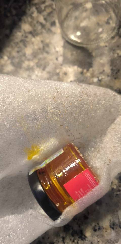 Lọ safron mật ong giao bị bể nên kiến bu, hơi buồn ạ