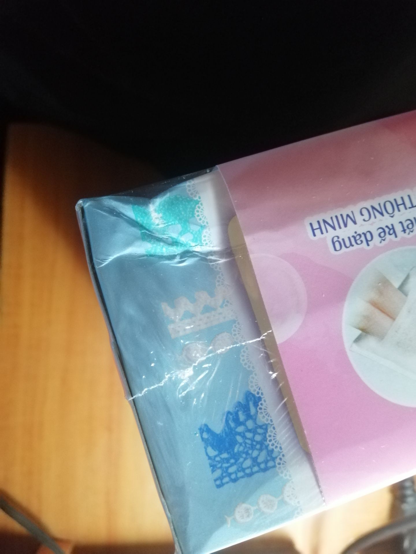 Hàng giao đủ số lượng, thời gian giao nhanh hơn dự kiến nhưng mà trong gói hàng k có chèn thêm túi khí hay gì bên trong cả nên trong lúc vận chuyển hộp bông tẩy trang bị móp méo...
