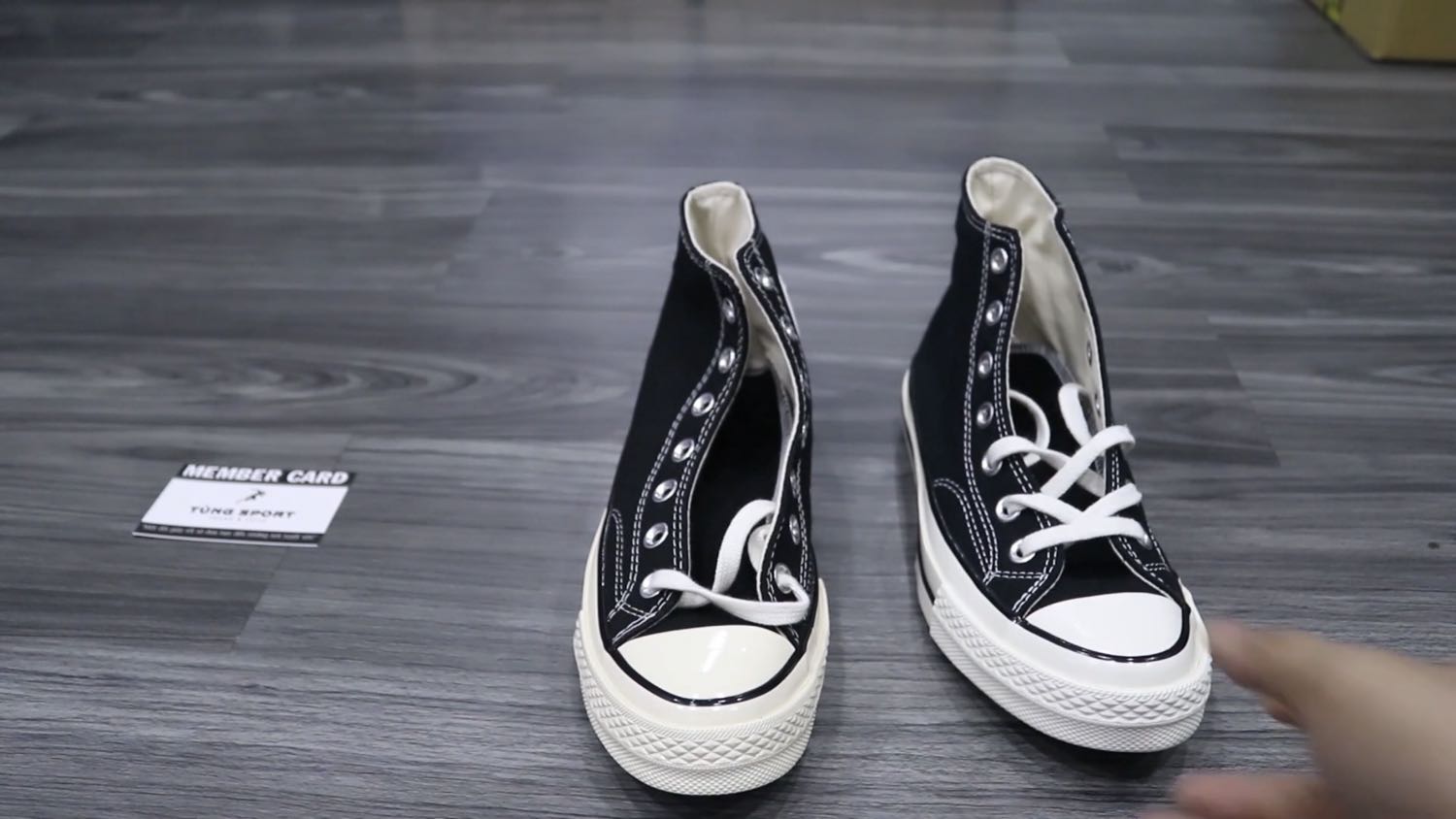 Thực sự thì mình không biết đây là giày real hay fake các bạn ạ, mình mua của Sneaker Buzz. Mình k phải dân chuyên nên khi check mình có so sánh trên mạng nữa, dưới dây là một số điểm khiến mình hoài nghi về đôi giày:
1. Màu sắc: mình có đính kèm 1 cái ảnh mình lấy trên mạng (2 đôi cao cổ), chiếc màu ngả vàng là fake còn trắng là real, đôi mình nó ngả vàng.
2. Miếng lót giày: miếng lót giày (k phải lưỡi gà) của mình khi lật lên thì nó chả có chữ mã gì hết, thường thì hàng real sẽ có.
3. Hộp giày: tem hộp k có hình sản phẩm, mình định trả hàng k nhận nhưng mà điều dưới làm mình quyết định lấy.
Bỏ qua 3 cái nhìn nhận trên thì một điều làm mình thắc mắc *** k biết đây là real hay fake vì đường may, đường gọt gần như hoàn hảo mấy bạn ạ, không một nét thừa. Đây là lí do mình quyết định trả tiền rồi nhận hàng. Mình tự hỏi nếu mình mua phải hàng fake thì công nghệ làm giả bây giờ đỉnh cao vậy sao?
À còn một cái là tem trên lưỡi gà nhìn khác với tem chuẩn, mình k biết họ có đổi tem hay k, nhưng tem in rất chắc.
Hi vọng bên SNEAKER BUZZ hay anh chị em bạn nào rành giải đáp giúp mình. Mua có mã giảm 600k mà sao thấy giống như hớ hơn là hời.