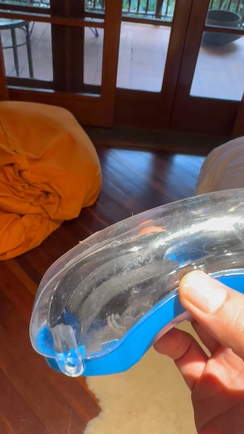 Kính cũ. Vỏ hộp trầy xước