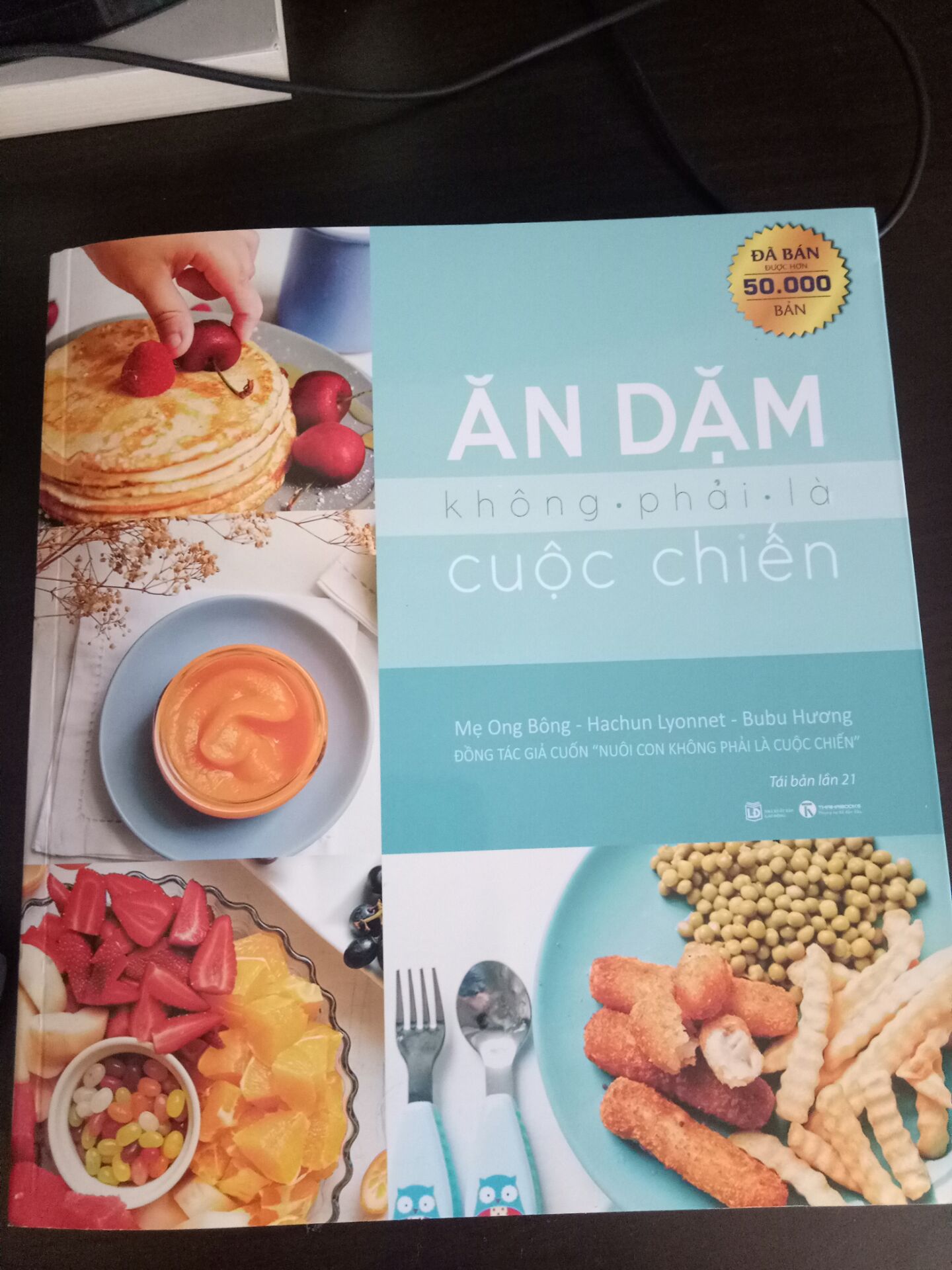 Cung cấp nhiều kiến thức phù hợp cho mình khi lần đầu làm mẹ, giúp mình đỡ bỡ ngỡ. Tuy nhiên có vài trang giấy bị dính mực. Nhưng chấp nhận đc vì phù hợp với giá tiền. Còn lại thì sách rất đẹp, màu sắc, hình ảnh rõ ràng, đẹp. Lúc đầu hơi lăn tăn vì đọc nhiều cmt về lỗi sách bị bong chỉ, từng trang sách bị rớt, may sao mình mua 2 cuốn nhưng k bị gì!