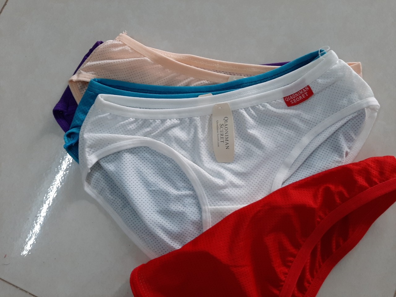 Mua 5 cái 5 màu khác nhau, màu nào cũng dễ mặc. Quần Thông hơi có lỗ lỗ mặc mát lắm, chất vải mịn, mà tính giá ra khá rẻ. So với tầm giá đó mà mua được quần này là quá ok