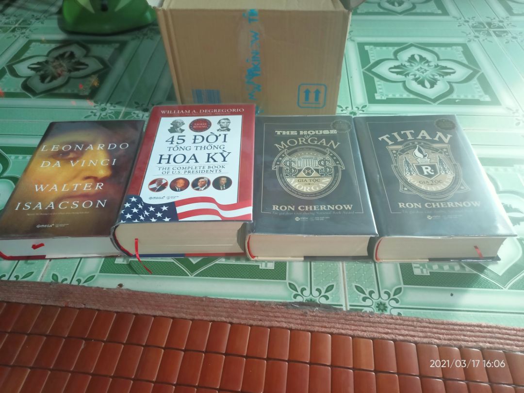 may mắn khi mình mua được bộ này ngay đợt sale 50% đợt sinh nhật Tiki được ap mã giảm giá nữa nên giá quá hời luôn. 
về phần ngoại quan quá xịnnnnn sò luôn. sách mới cứng khâu vận chuyển cũng khá là oke. không bị móp méo gì hết 
mình khá hài lòng luôn❤