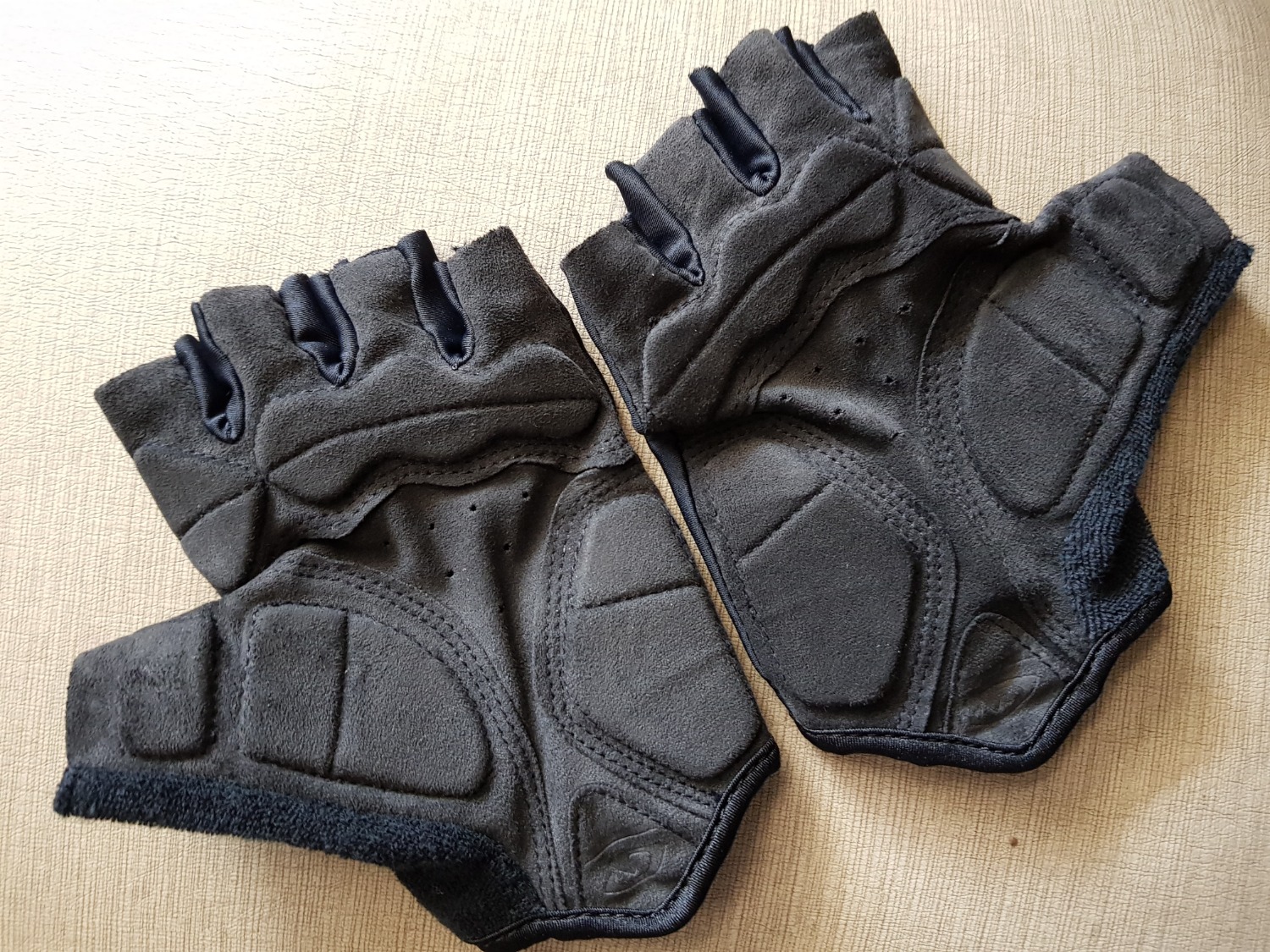 Hàng nhận dược như hình, chấp nhận được nhưng so với các thương hiệu khác trong cùng tầm giá thì hơi cao.