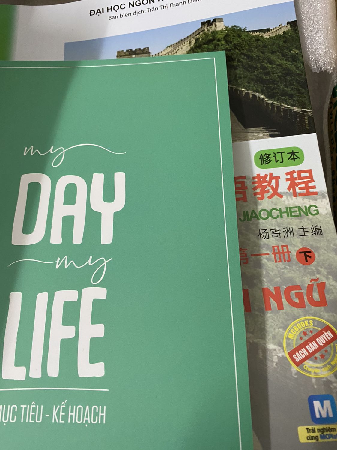 Sách mới tinh, đóng gói gọn sạch, chắn chắc, có kèm quà tặng, ok