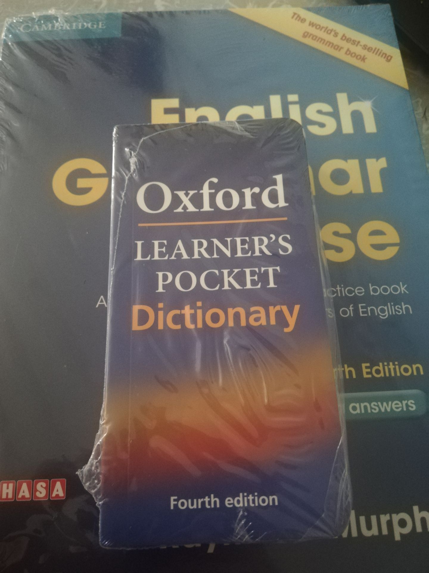 sách rất dày, đây là cuốn sách tmifnh ưng nhất về ngữ pháp trc h,. mình biết có bản họ dịch ra tiêng việt nhưng mình khuyên các bạn đang đắn đo giữ hai bản thì nên quyết định mua bản này vì nó thật sự đáng mua lắm nhất là đối với mấy bạn muốn bắt đầu học để thi các chứng chỉ nói chung. Mình đã luyện qua quyển ngữ pháp của Mai Lan Hương lúc thi đh cuốn đó rất chi tiết nhưng sẽ k sinh động và nếu bạn có khả năng tự học cao thì cuốn đó cân ngữ pháp cho bạn rất tốt còn cuốn này thì sinh động giải thích dễ hiểu kiến thức đủ để bạn có đc một cái nền ngữ pháp tốt. sách trắng đen mà 17xk nó sẽ khác với sách 5xk nhìn quyển sách là bạn sẽ thấy học hành chán xíu nào. (hơi điên rồ nhưng nếu bạn nào thích mùi sách mới thì cuốn này ngửi phê lắm nha :))) ). có điều kiện thì mua luốn quyển MLH khoảng 80k học kèm quyển này cũng ổn lắm không thì thôi cuốn này cũng đủ rồi.