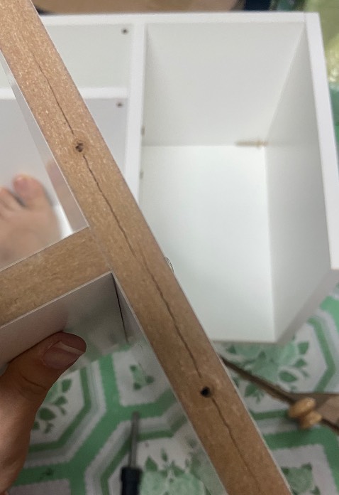 Thứ 1 lỗ hàn sai vị trí rất khó vặn vặn xong thì nứt gỗ lun
Thứ 2 ốc bị lỗi k dư 1 con ốc nào để thay thế vặn rất cực
Thứ 3 mùn mềm dễ nứt lắp sai tháo ra là nức hết mùn gỗ
Thứ 4 k có bảng hướng dẫn lắp 
Chung quy rất khó lắp hàng chất lượng thấp