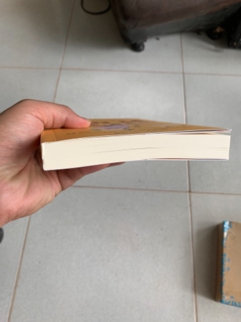 - Đầu tiên mình rất ưng cách đóng gói, sách bọc nilong lại cẩn thận, sạch sẽ . Duyệt! 
- Quyển sách dầy dặn, chia sẻ nhiều kinh nghiệm hay, giá tiền vầy là quá rẻ lunnn kkkk chứ giờ mà bảo có người ngồi chia sẻ kinh nghiệm khó lắm nha. Nếu không có kinh nghiệm tỷ lệ thất bại trong kinh doanh cao lắm. 

Mình lúc đầu lo lắng liệu thời đại chuyển đổi số công nghệ 4.0 có làm cho ngành bán lẻ, các cửa hàng offline bị “lỗi thời” hay ko? Nhưng qua đây mình hiểu cửa hàng offline là 1 gì đó trải nghiệm thú vị, được tận mắt xem hàng và tay cầm hàng, mua hàng ngay lập tức ko phải chờ đợi mất thời gian. Tuy nhiên ko phải vì thế mà mình dậm chân, phải thay đổi liên tục, cải tiến mới hơn,… Nói chung thấy nhiều cái hay. Ok lắm!