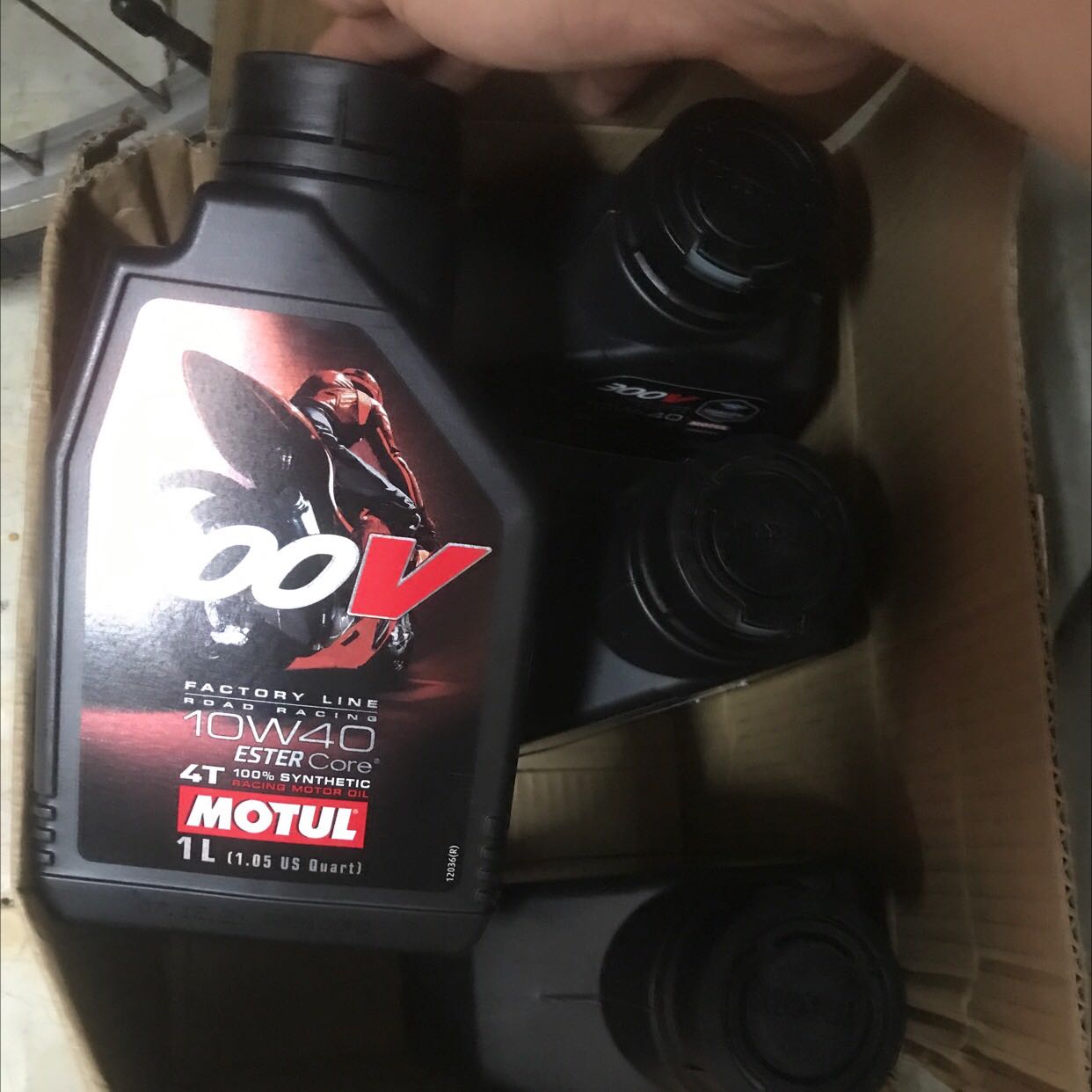 Đúng sản phẩm,nghe nói hàng pháp team 3 lớp nhưng chỉ thấy 1 lớp. Nhìn ngoài thì rất ok.nhưng chưa đổ vô xe chưa bít kết quả ra sao. Shop đóng gói kỹ , hàng hoá nhận ok.hàng tặng đầy đủ