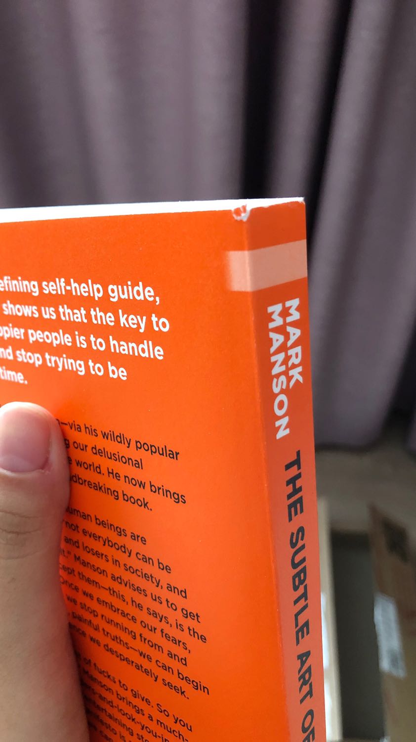 Giao hàng siêu nhanh, vừa đặt tối qua sáng nay đã ship rồi ! Mà gáy sách bị rách chút hức hức :(