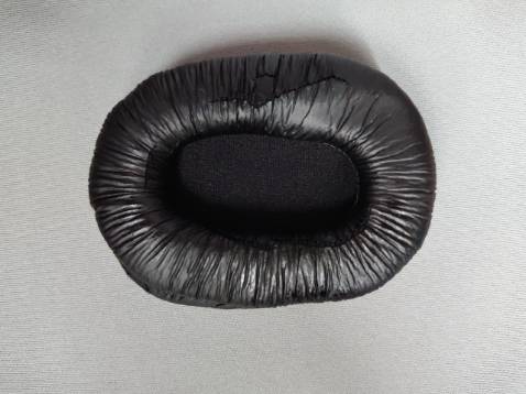 Giao hàng trễ, lớp da bọc chưa sử dụng đã có vết rạn. Chất lượng âm thanh ok.