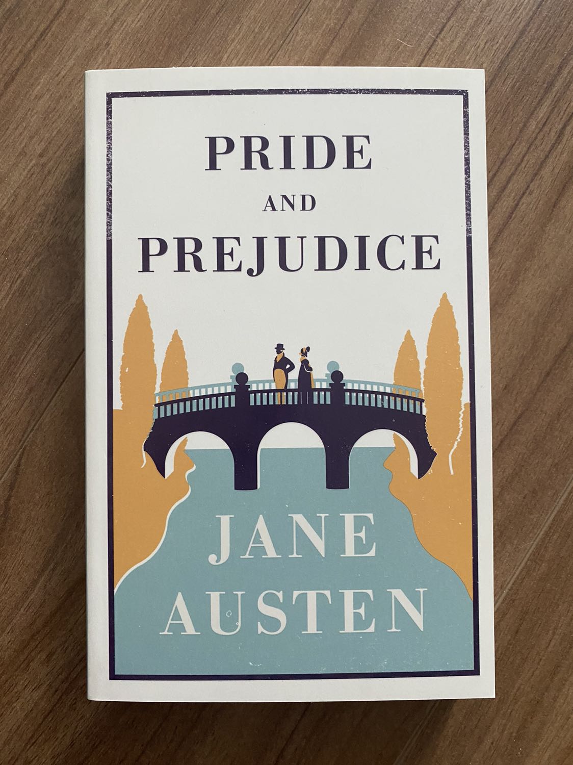 Bìa sách không đẹp lắm nhưng chất lượng giấy và kích cỡ thì vừa vặn với mình. Giấy vàng thơm và font chữ dễ đọc.
Pride and Prejudice là một trong những tác phẩm kinh điển của Jane Austen, đã chuyển thể thành phim, nhưng đọc sách dĩ nhiên là thích hơn.