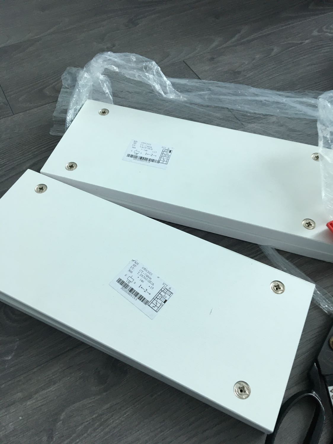 Ván đẹp. Đầy đủ hướng dẫn và dụng cụ rất dễ lắp. Thành phẩm như hình rất đẹp.

Nếu có điểm trừ thì đó là miếng sticker ở khắp mọi ván mất cả buổi để bóc ra phải bằng baking soda mới sạch ...