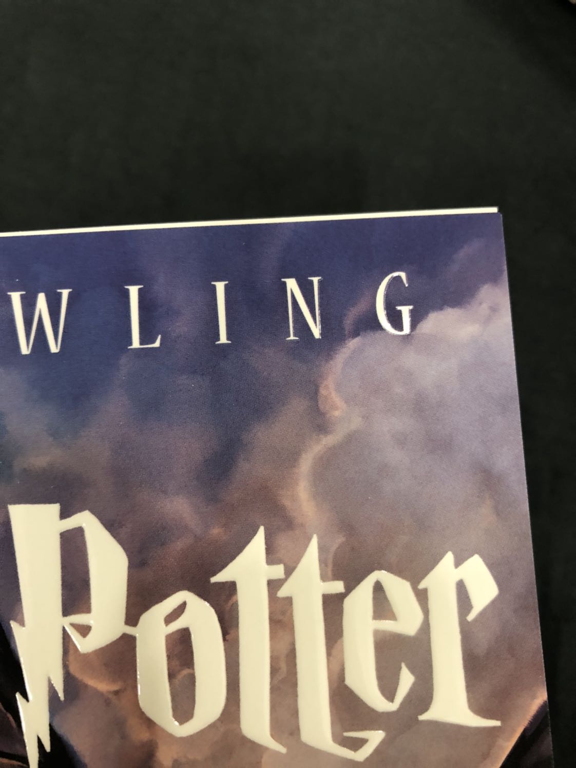 Mình trừ điểm vì Tiki giao hàng cẩu thả quá, mình mua hàng Tiki từ ngày đầu chưa bao giờ thấy Tiki giao hàng thế này, không hề có thùng giấy chứ đừng nói đến thiếu mút xốp lót gì đó như các bạn khác nhận xét, mặc dù sách đã có hộp đựng, nhưng Tiki chỉ quấn 1 lớp nilong bên ngoài rồi thôi, cũng ko phải là bubble wrap để bảo vệ nữa, dù muốn tiết kiệm hộp để bảo vệ môi trường, nhưng hình như ko đúng lúc. Vì các góc hộp móp méo hết cả. Mình mua để sưu tầm(nội dung thì khỏi bàn, mình đọc HP từ cấp 2), nên thấy xót quá chừng luôn =.= Điểm trừ thứ hai là bìa sách bị cắt như bị lỗi, góc trên bên phải bị hụt ngắn hơn ruột bên trong (hình chụp hơi khó thấy). Điểm trừ thứ ba là sách đóng bị gãy lượn sóng, nhìn từ bìa đã thấy lượn, bên trong gáy sách cũng lượn luôn.