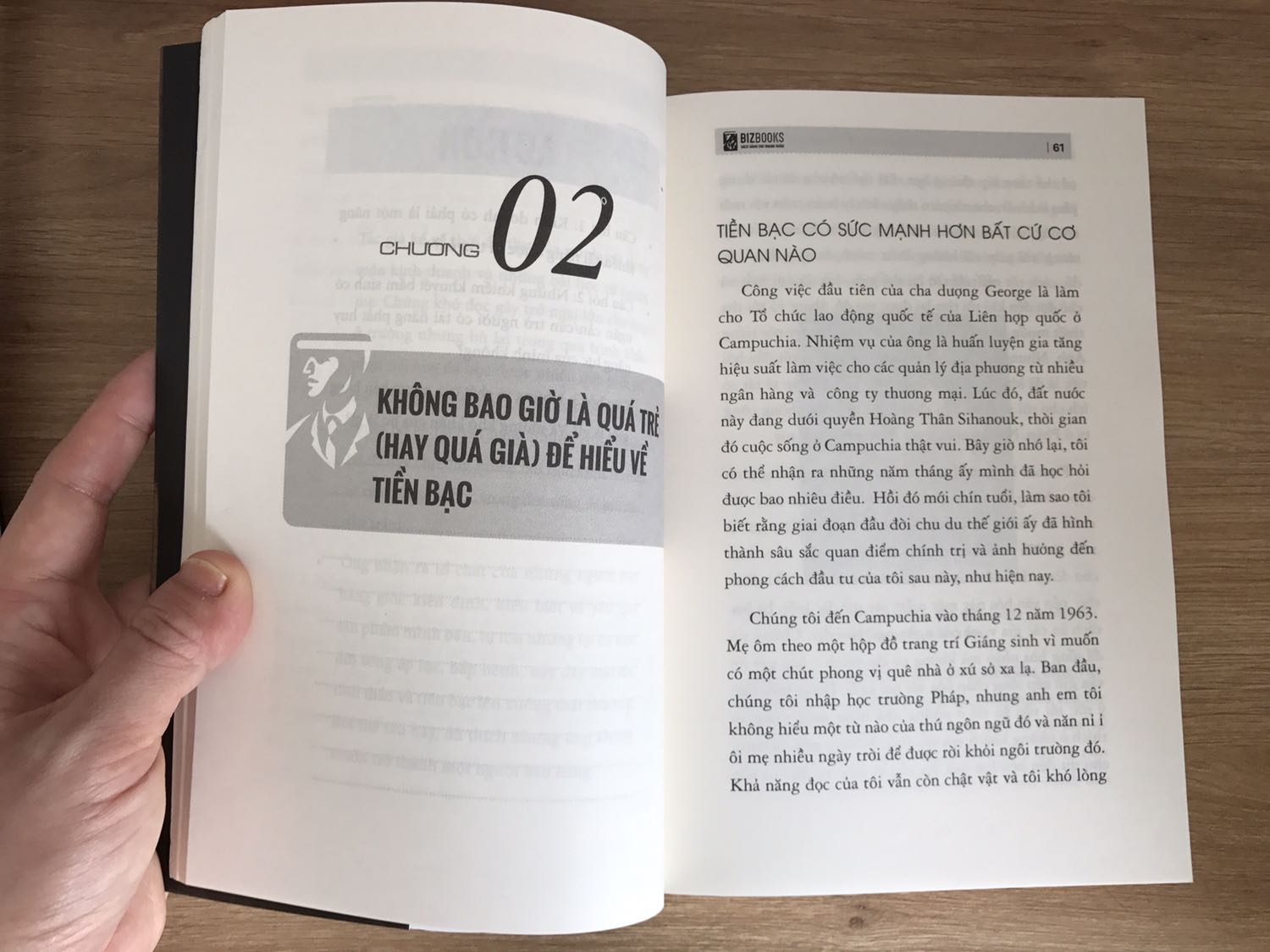 Tkiki giao hàng nhanh, mình mua đc giá khuyến mãi rất mừng, tuy nhiên sách có vẻ bụi nhiều và dính dơ tí,trang sách bên trong làm từ giấy cũng tốt.Vì mình đã đọc cuốn " Sự thật tàn nhẫn Về gia đình con cái và tiền bạc" cùng tác giả và khá là hay nên mình đã mua thêm cuốn này