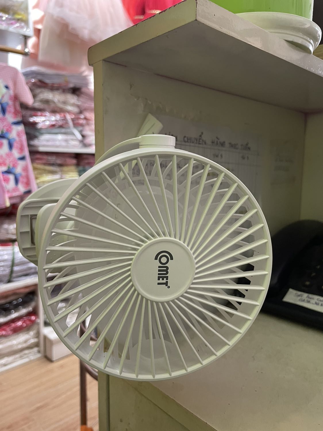 Nhỏ xinh mát vừa phải, chưa biết xài có bền ko nữa , nhìn cảm quan thì cũng thấy chắc chắn, chế độ mạnh nhất quạt hơn ồn