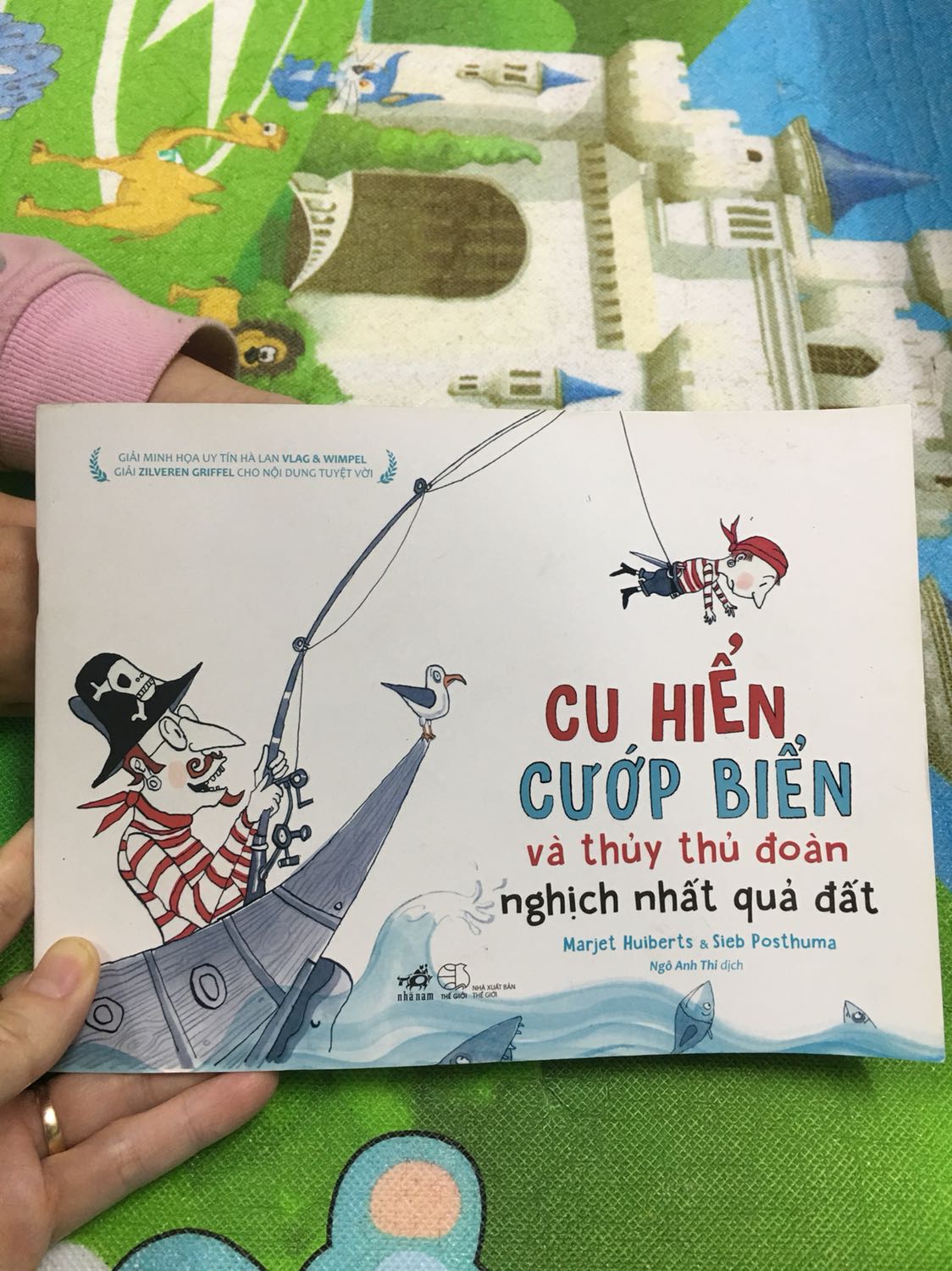 Nội dung sách là 5 câu chuyện riêng biệt về cu Hiển cướp biển. Sách dịch dưới dạng thơ, dễ nghe, dễ thuộc, nội dung cũng rất dễ hiểu với trẻ con.