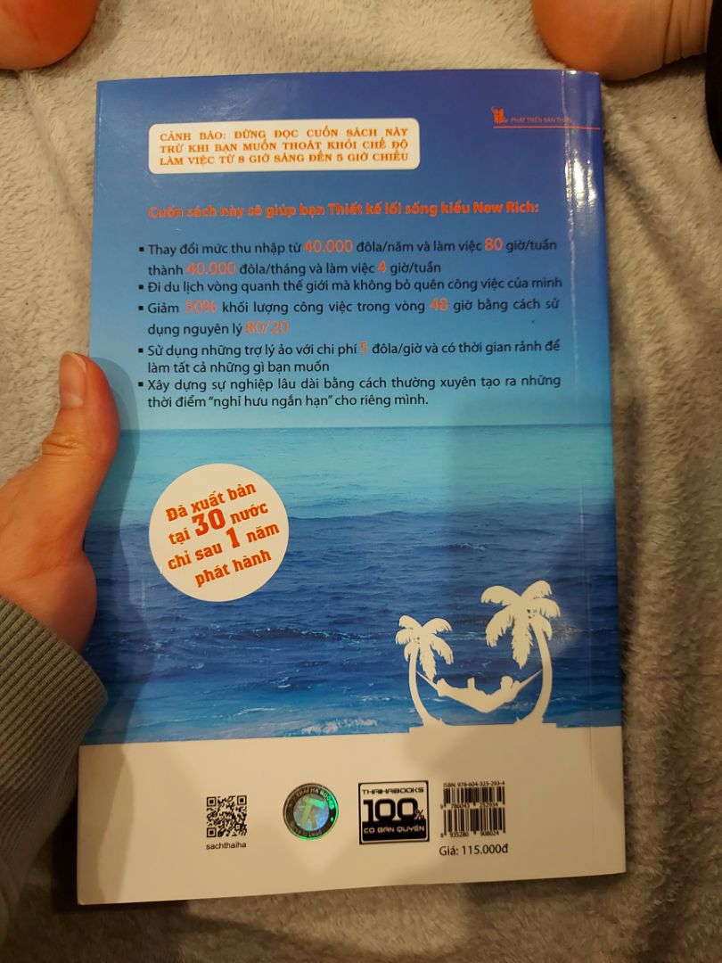 Nội dung sách do một triệu phú kể lại về lối sống, cách làm việc, cách bắt đầu kinh doanh, điều hành công việc kinh doanh làm sao tốn ít thời gian nhất, dành nhiều thời gian đi hưởng thụ nhất
Có vẻ là áp dụng cho chủ DN nhỏ nhưng cũng có những tư duy về làm việc theo nguyên lý 80/20 có thể áp dụng. Câu chuyện chia sẻ của tác giả cũng có nhiều điều thú vị
Giao hàng tikinow2h nhanh nhưng không bọc. may là ko bị móp méo góc sách