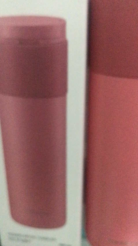 màu coral xinh, bình có quai cầm tiện dụng, khoá nút bật chống chảy nước